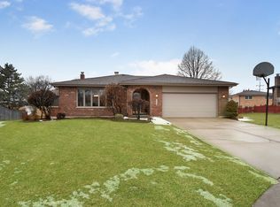 7726 Surrey Dr, Darien, IL 60561
