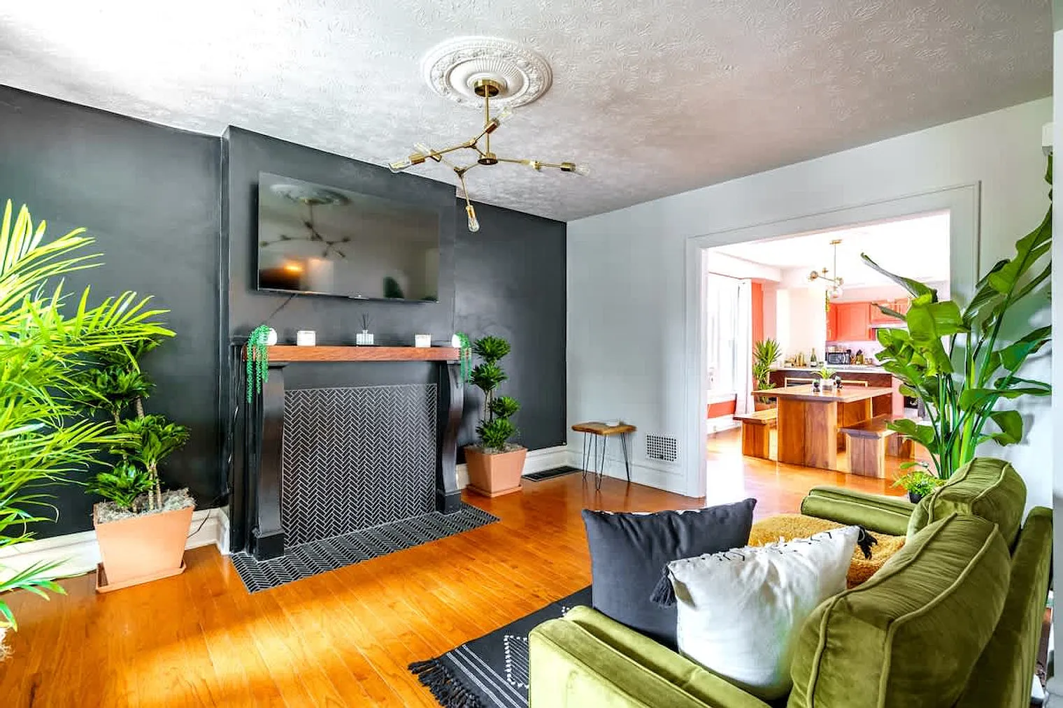 2 bed, 1.0 bath, 1194 sqft, $3,818 — Photo 4