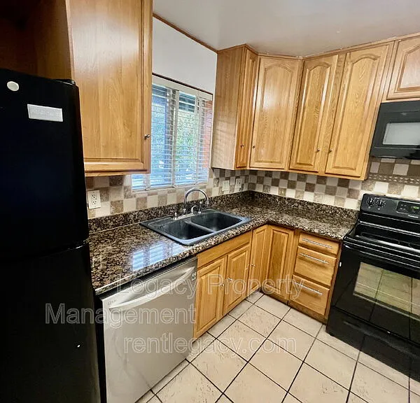 280 Markham Ave — Photo 20