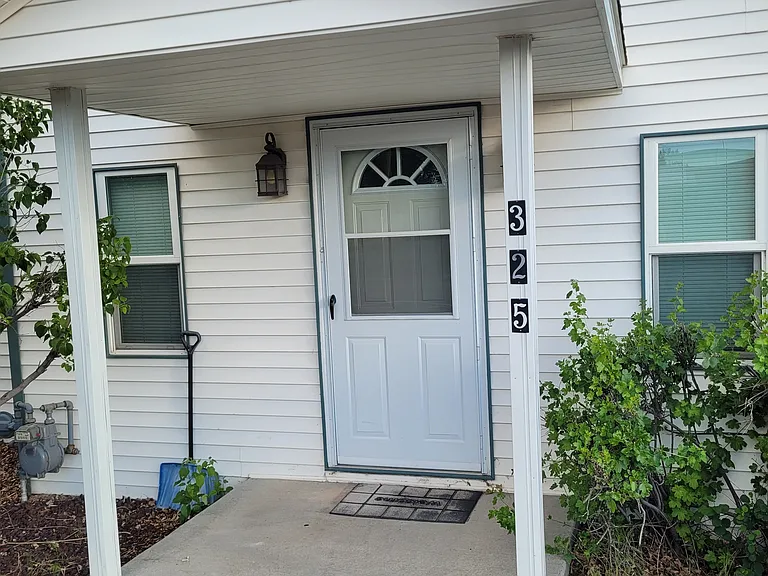 325 W 2nd St — Photo 9