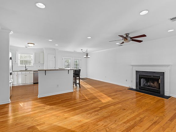 5th image of 1099 Farmington Rd