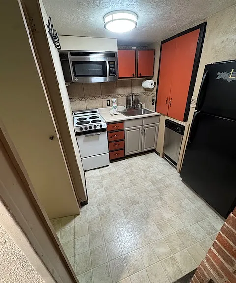 504 Woodford Ave — Photo 17