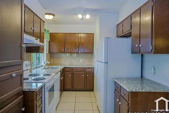 4th image of 4426 Bayliss St