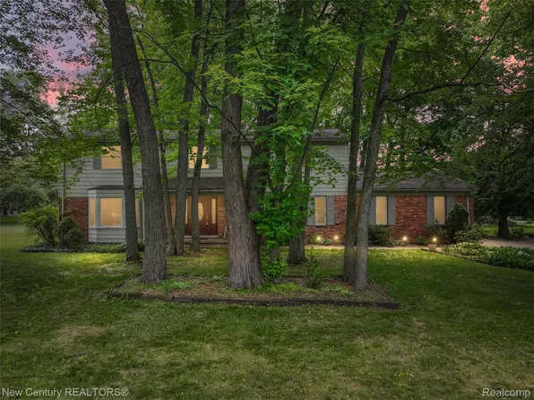 6750 Limerick Ln, Troy, MI 48098