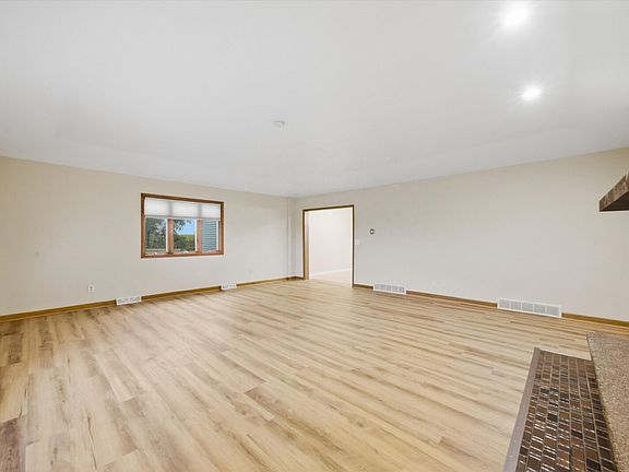 5th image of 5716 S Solon Rd