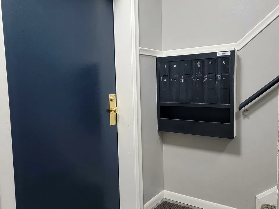 Secure 
Entry Door & Mail Boxes