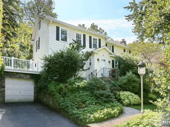 10 Maple Ave, Demarest, NJ 07627