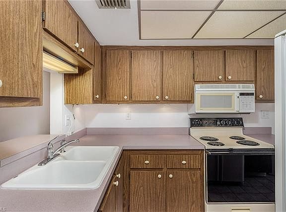 3rd image of 121 Gledhill Ct #B