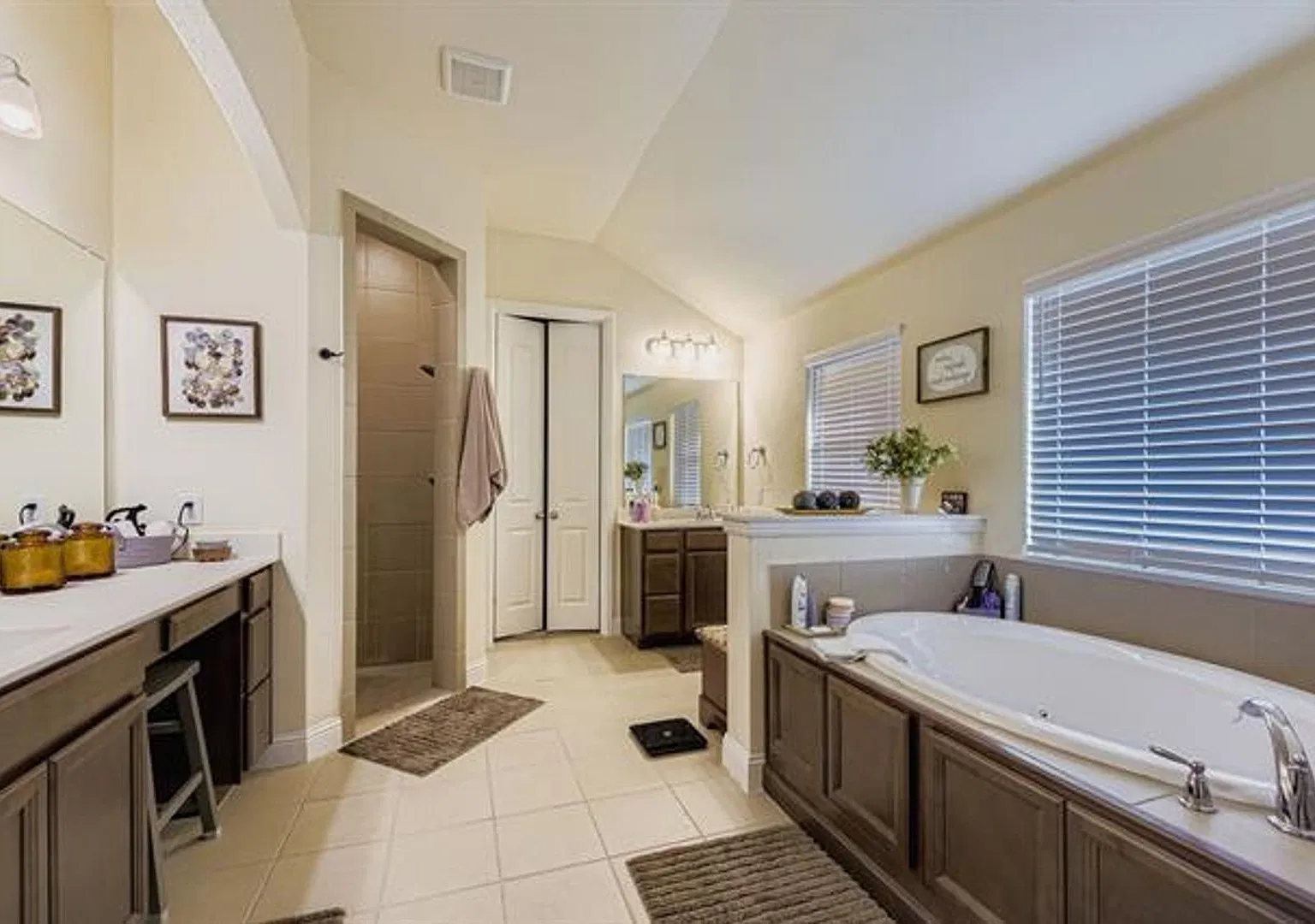 Room in 3 Bedroom Home in Fort Worth — Photo 3