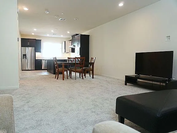 3 bed, 2.5 bath, 1842 sqft, $4,999 — Photo 4