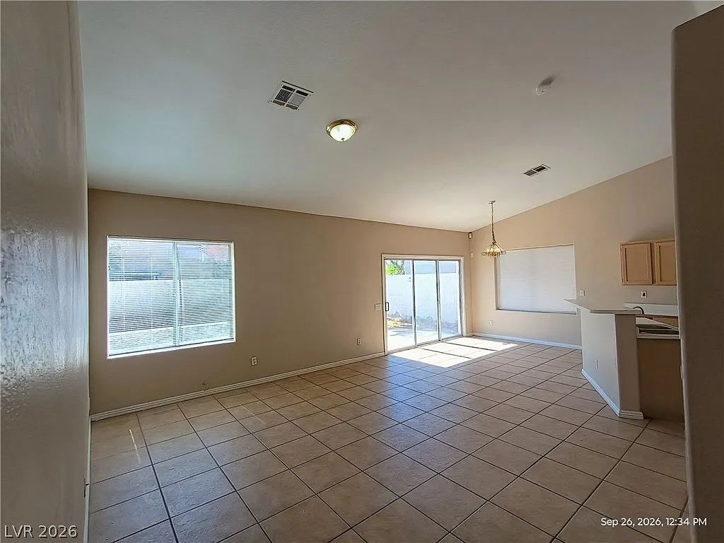 3 bed, 2.0 bath, 1435 sqft, $1,875 — Photo 2