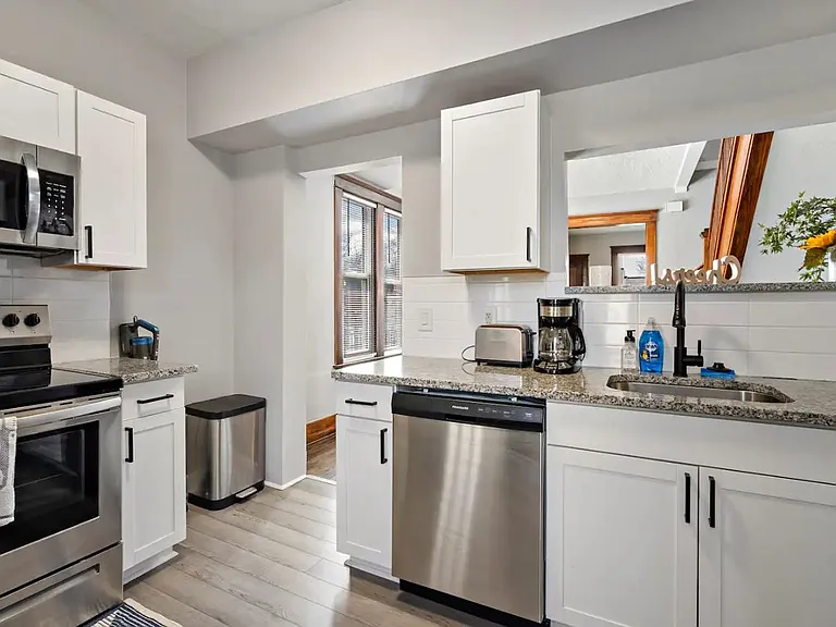 148 Laprairie Ave — Photo 4