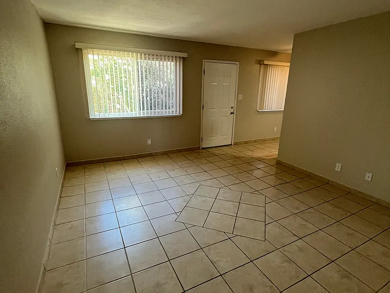 405 E Locust St #5 — Photo 10