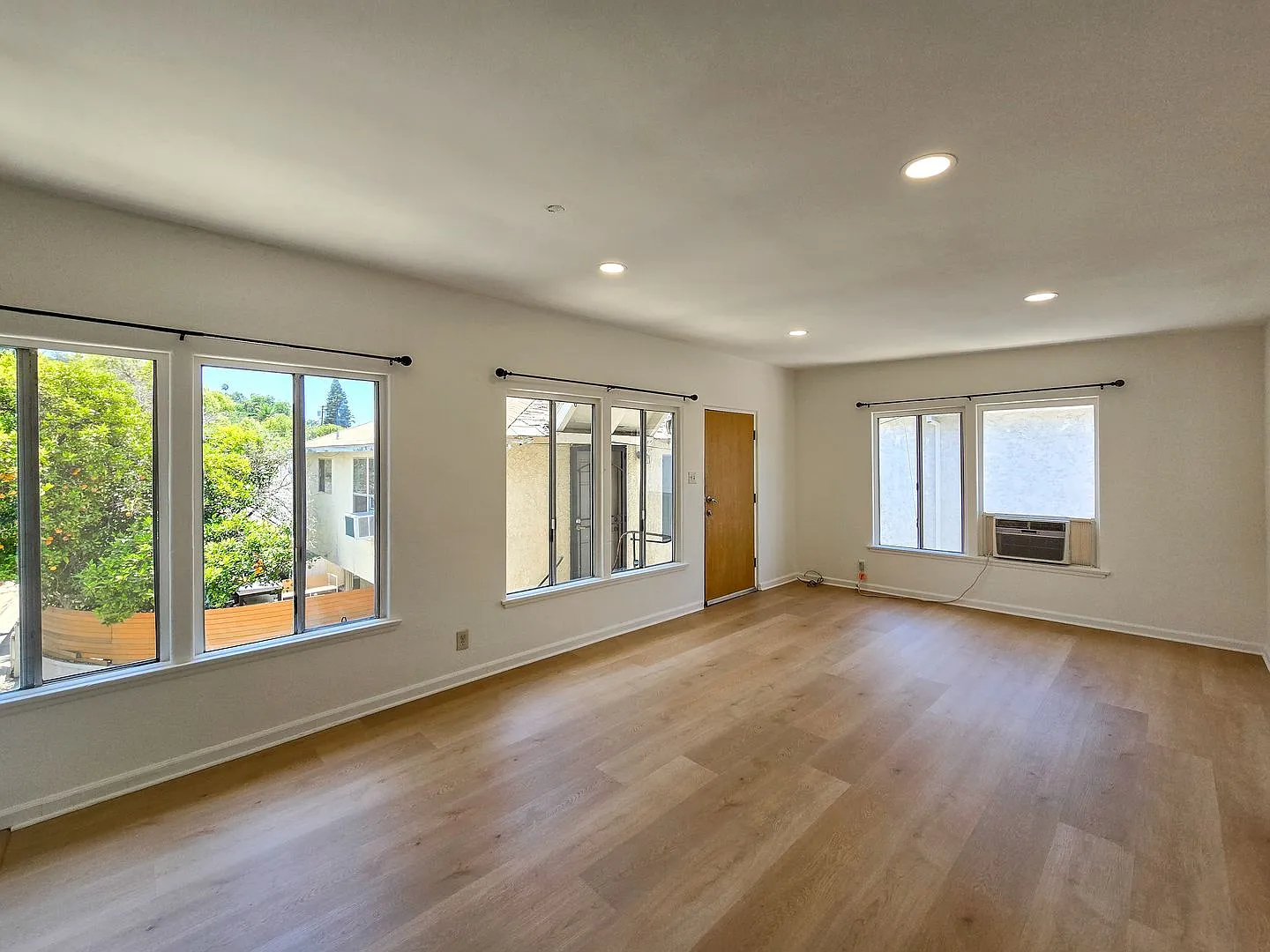 1517 E Maple St — Photo 3