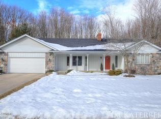 907 Kings Row Dr NW, Grand Rapids, MI 49534