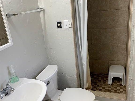 3rd image of 2323 Culver Ave