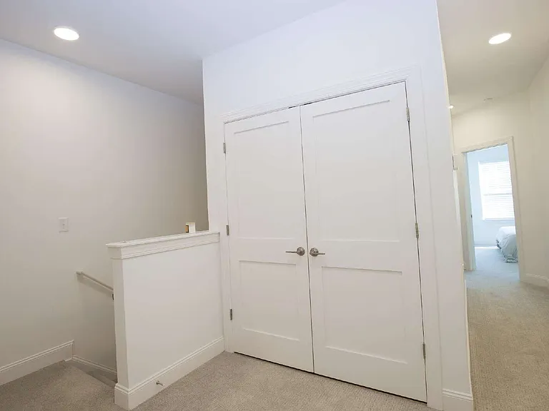 381 James St — Photo 21