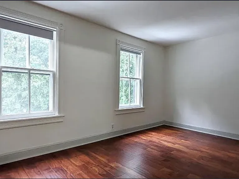 11-13 Hart Ave — Photo 8