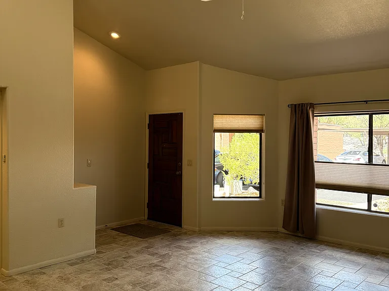 8631 N Little Oak Ln — Photo 2