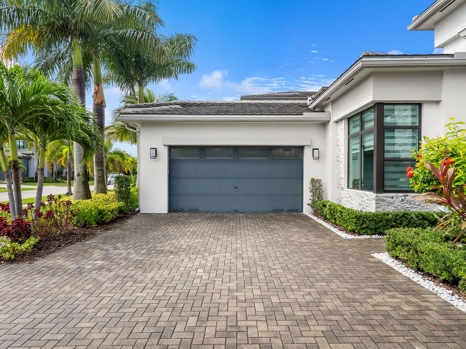 4 bed, 4.0 bath, 3969 sqft, $16,500 — Photo 3