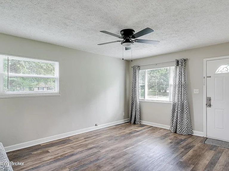9606 El Prado St — Photo 2