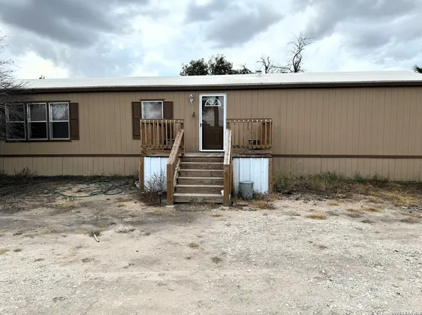 385 county road 5719, Devine, TX 78016