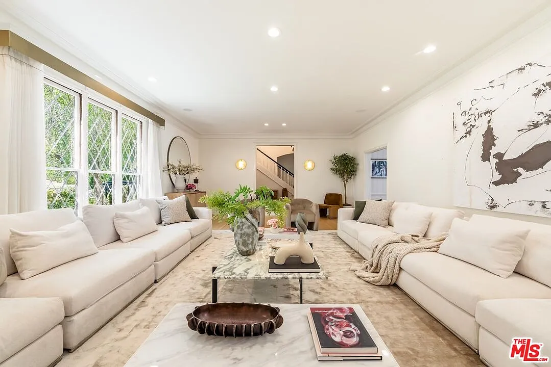 6 bed, 6.5 bath, 5900 sqft, $40,000 — Photo 2