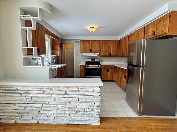 5th image of 3749 Lyell Rd