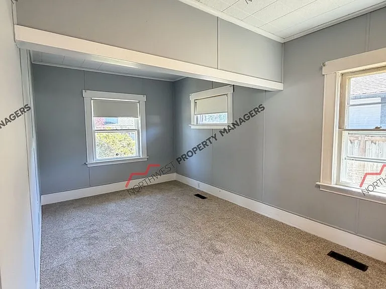 927 Marion St — Photo 15