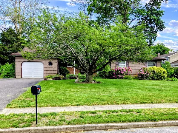 74 Florida Ave, Commack, NY 11725