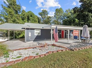 47 Outer Dr, Oak Ridge, TN 37830