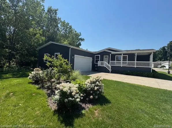 4090 Emerald Park Dr, Milford, MI 48380