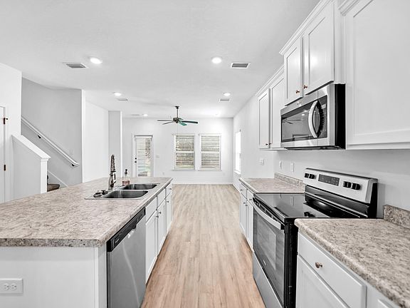 4th image of 30 Sandywoods Ct