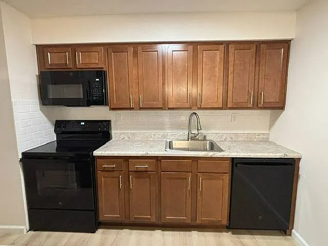 2 bed, 1.0 bath, $1,650 — Photo 4