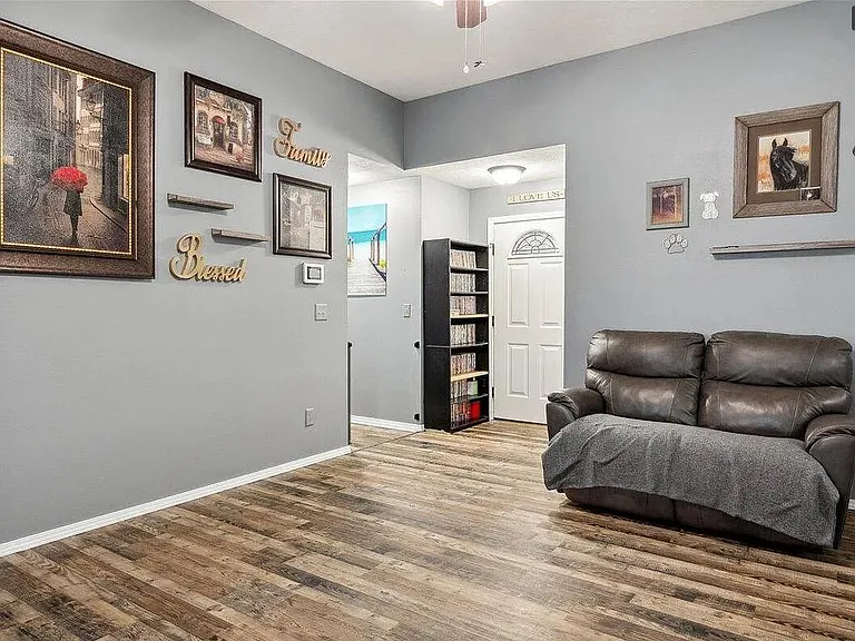 439 N Chandler Ave — Photo 22