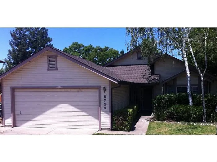 5726 Cobblestone Dr photo 1