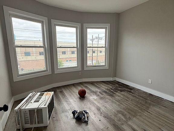 3rd image of 186 Hawthorne Ave #2LL