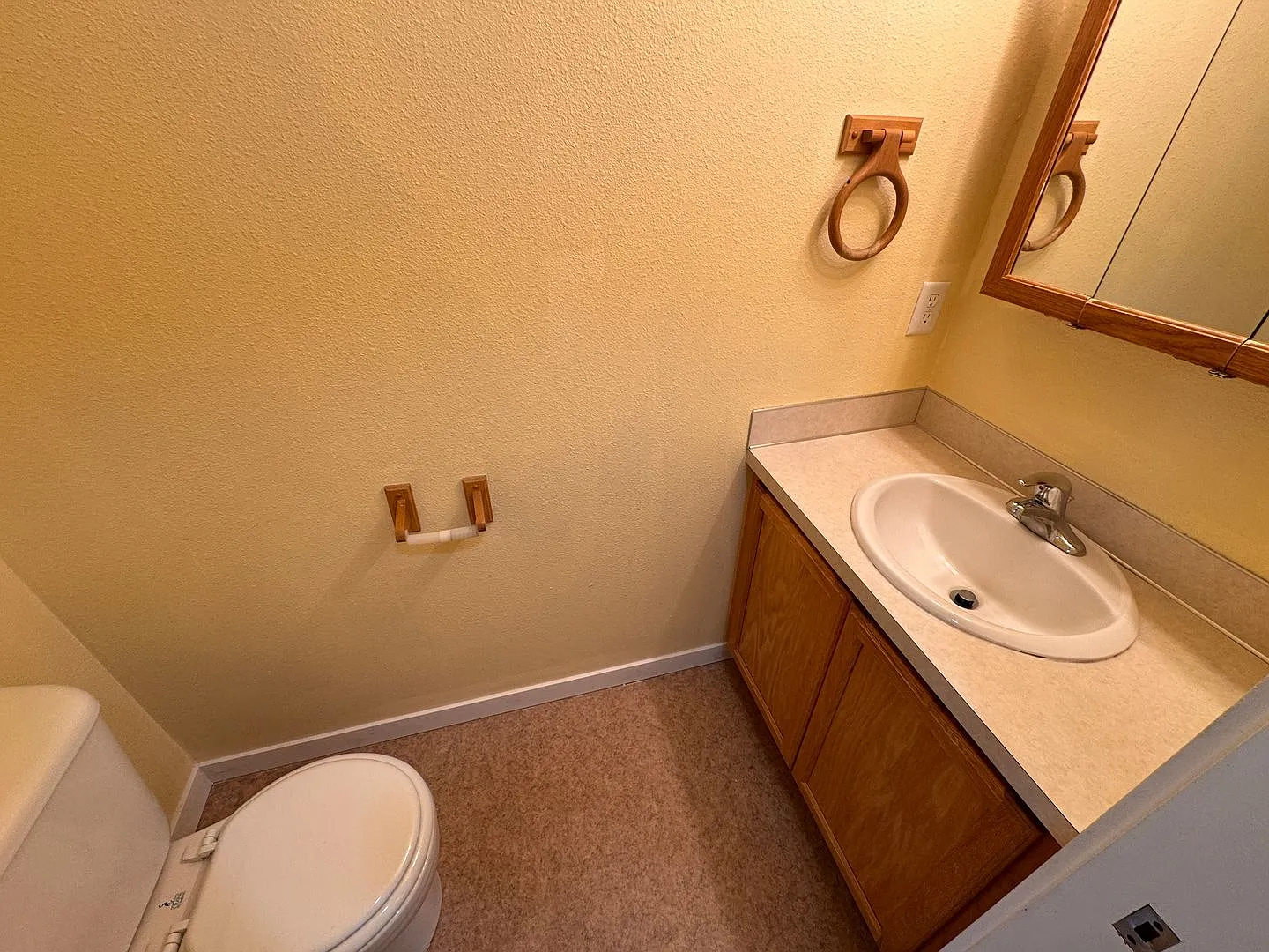 Blocks from UO! 2 large bedrooms 1.5 bath included in unit laundry and off street parking — Photo 2