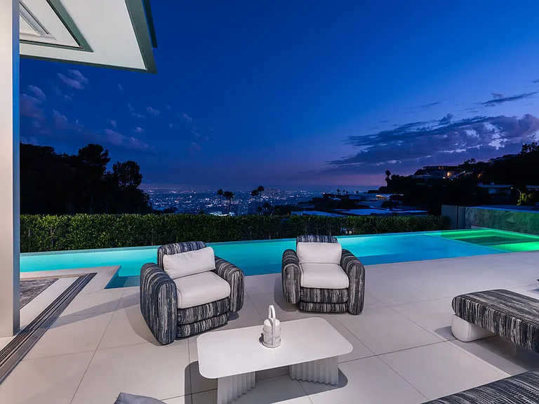1814 N Doheny Dr — Photo 22