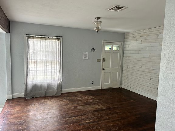 5th image of 422 N East St