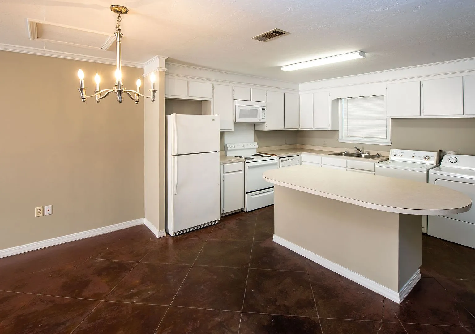 Emerald Village Apartment Homes — Photo 4