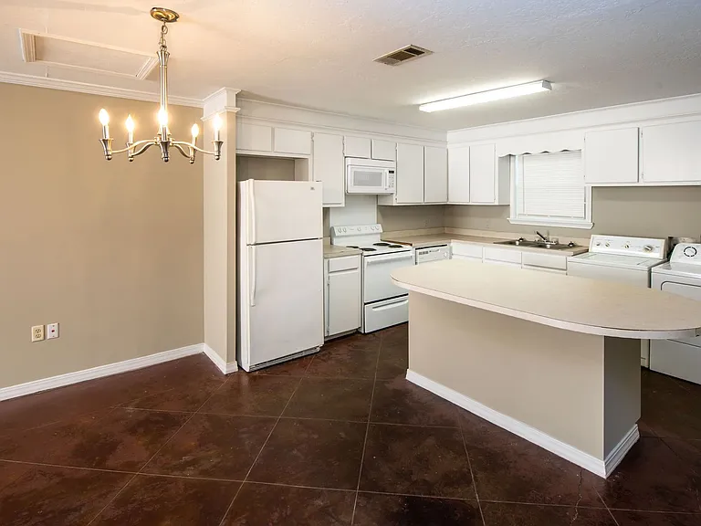 215 Hartfield Rd — Photo 4