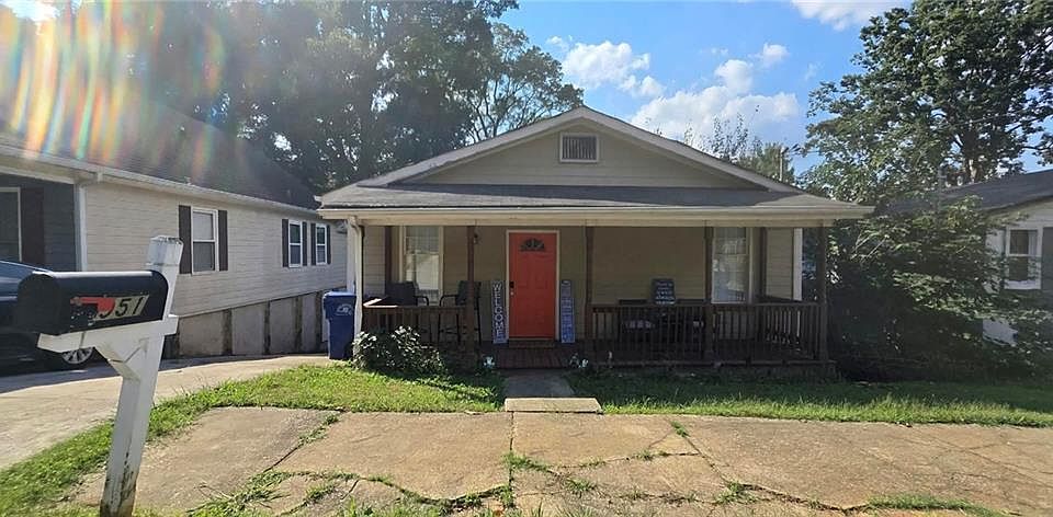 1st image of 951 Violet St SE