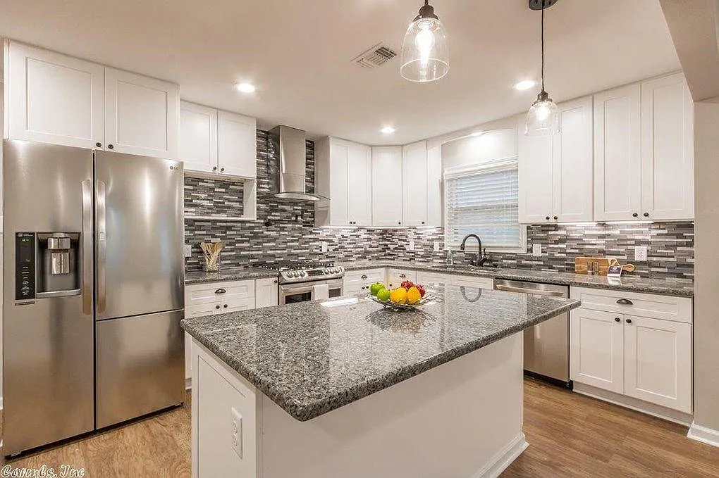 6 bed, 4162 sqft, $2,800 — Photo 3