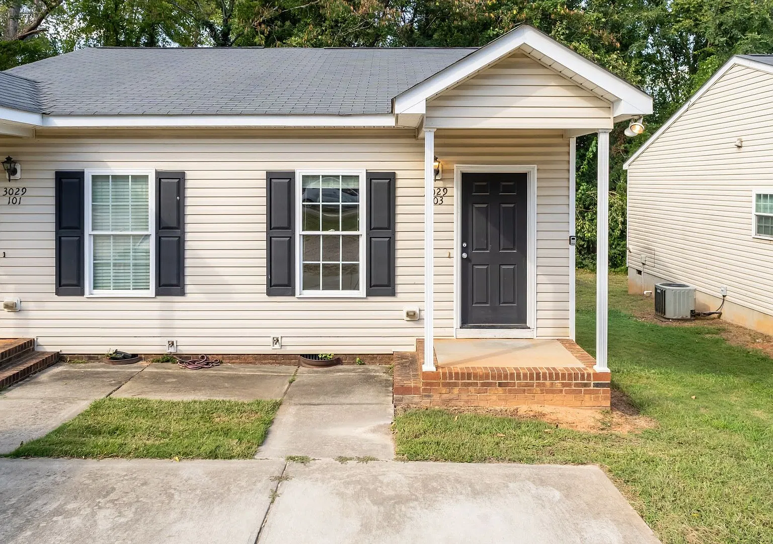 Nice 1 bed/1 bath duplex minutes from downtown Raleigh — Photo 2