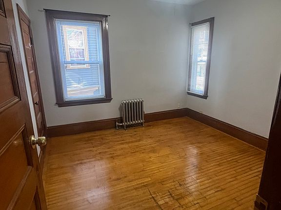 3rd image of 16 Emmett St Floor 2