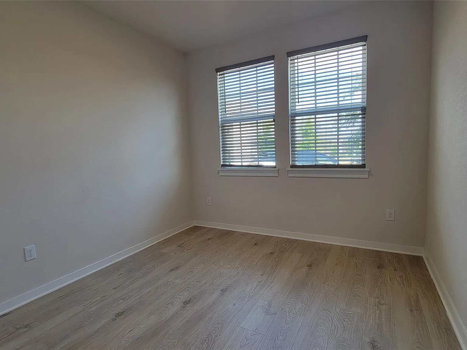 5 bed, 3.0 bath, 3044 sqft, $2,995 — Photo 3