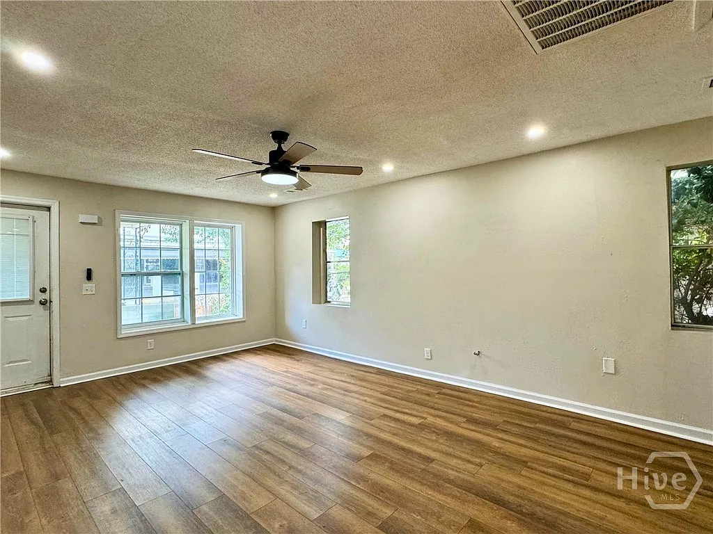 2 bed, 1.0 bath, 900 sqft, $1,500 — Photo 2