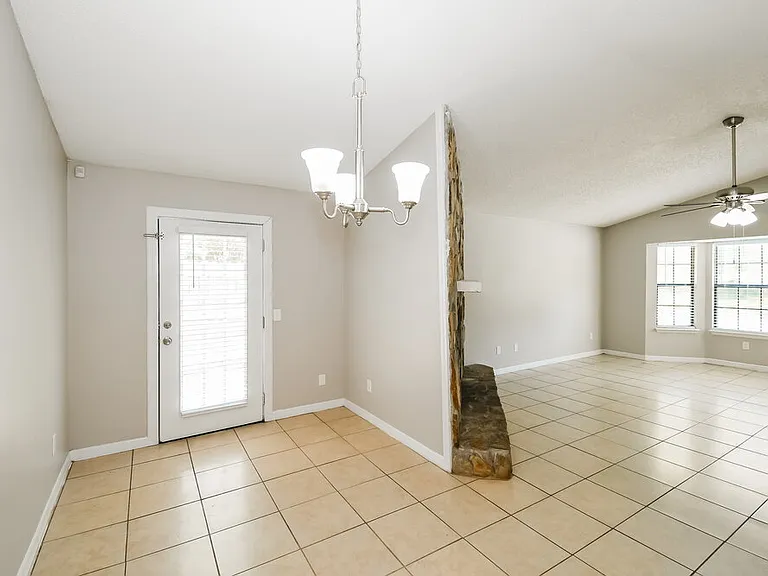 1834 Manitoba Ct N — Photo 5