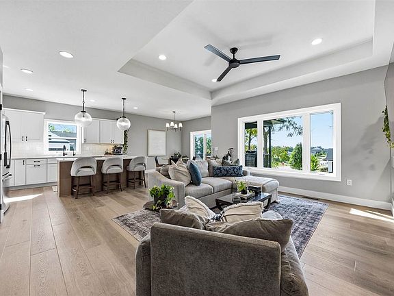 3rd image of 521 Elizabeth Ln